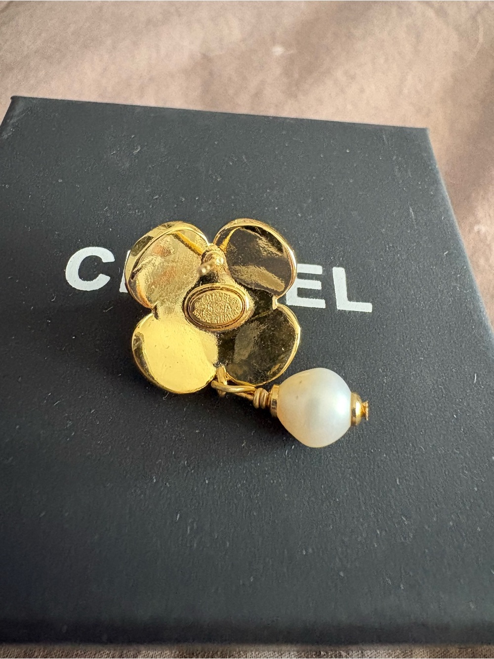 CHANEL Gold and White Mother-of-Pearl Floral Drop Earrings with Pearl Teardrops - Picture 5 of 9